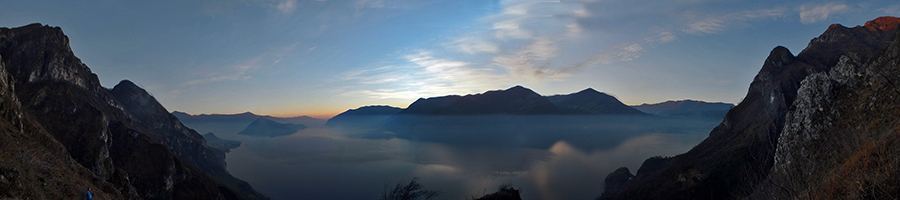 In discesa dalla Corna Trentapassi a Vello sul sentiero 265 verso il tramonto